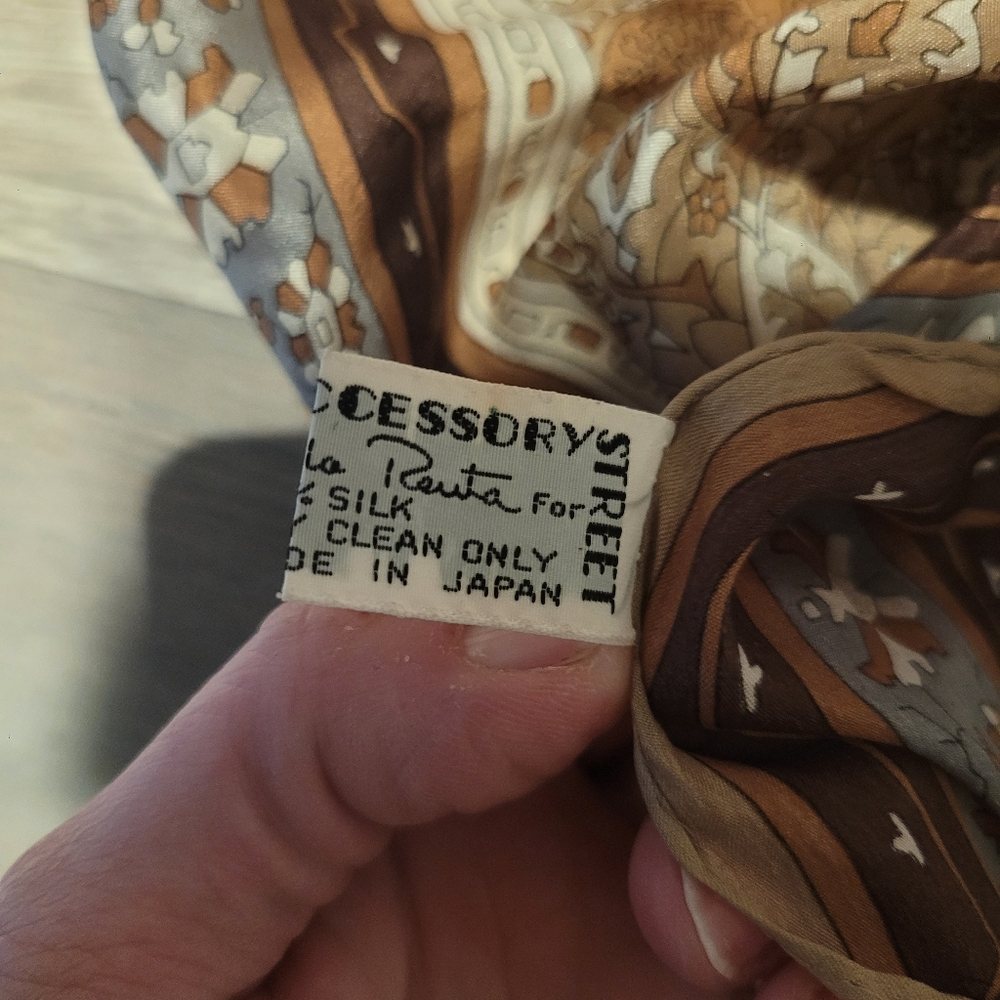 Oscar de la Renta 100% Silk Scarf- Excellent condition VINTAGE - Picture 4 of 4